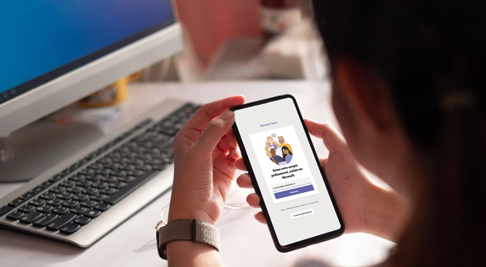 Personne utilisant l’application Teams avec son téléphone intelligent.
