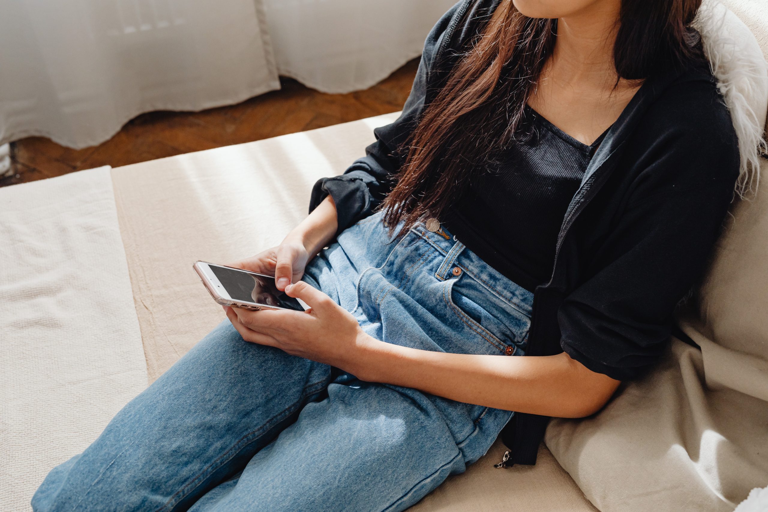 Jeune femme se servant de son téléphone intelligent