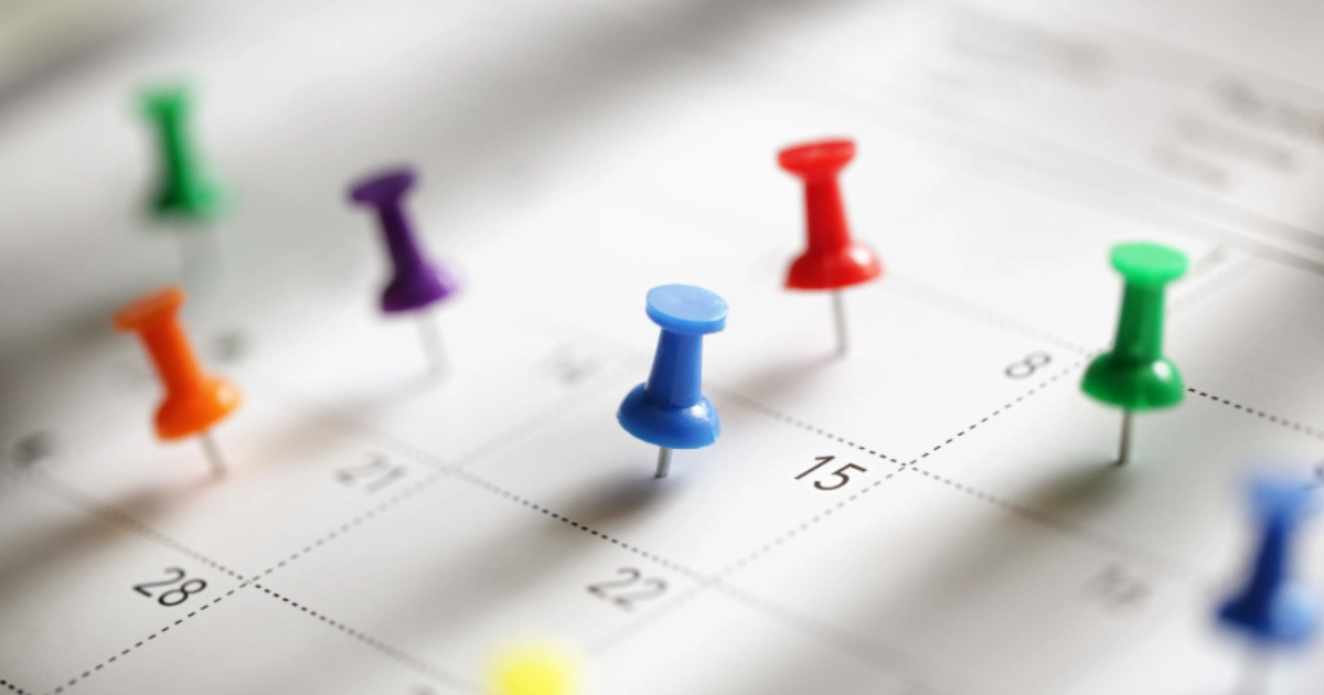 Calendrier d’événements avec punaises colorées